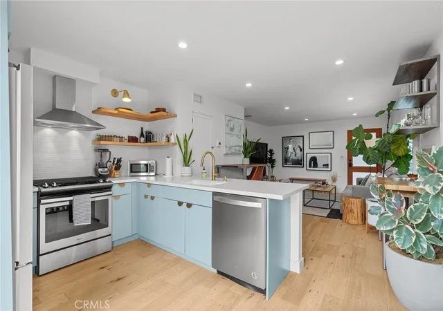 3rd image of 331 Brooks Ave #1, Venice, CA 90291 | MLS# SR26139298
