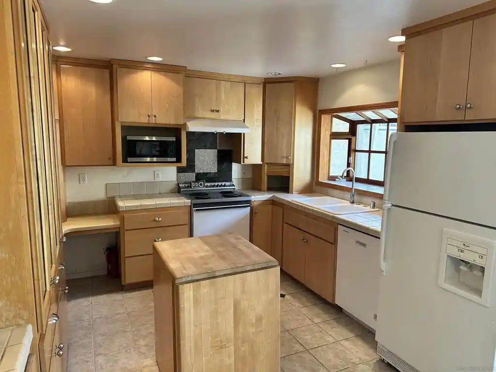 Listing Photo 2 - Condo for sale in 7700Th Pkwy Dr located at 7700Th Pkwy Dr, La Mesa, CA 91942 - Unit #44