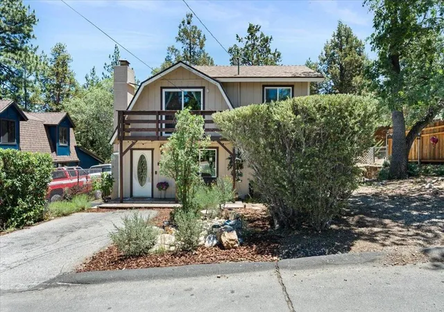 Photo 3 of Single family home for sale at 819 Holmes Ln, Sugarloaf, CA 92386 | MLS# 219149706DA | Listing updated on 2026-07-02