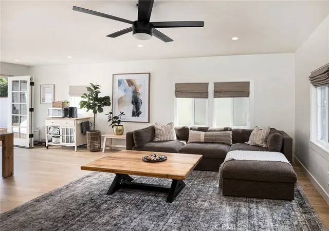 3rd image of 527 W Mariposa Ave, El Segundo, CA 90245 | MLS# SB26139722