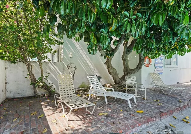 3rd image of 18601 Collins #D30, Tarzana, CA 91356 | MLS# PW26100524