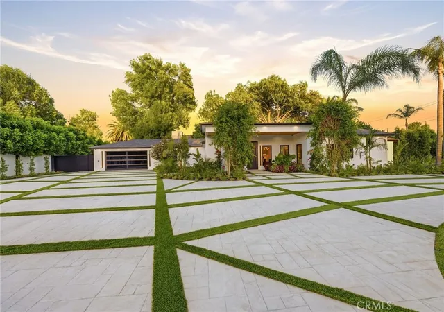 Photo 3 of Single family home for sale at 8400 White Oak, Northridge, CA 91325 | MLS# SR26141244 | Listing updated on 2026-09-13