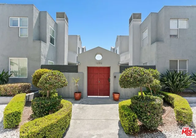 Listing Photo 4 - Condo for sale in building located at 1436 20Th St, Santa Monica, CA 90404 - Unit #8