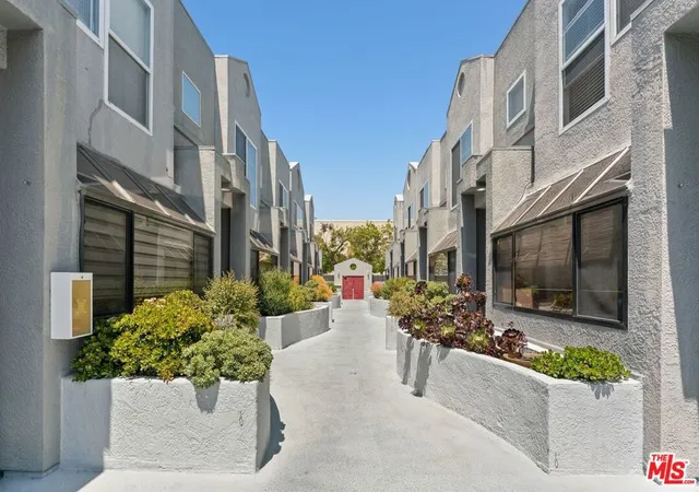 Listing Photo 5 - Condo for sale in building located at 1436 20Th St, Santa Monica, CA 90404 - Unit #8