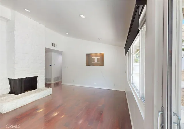 3rd image of 20703 Collins St, Woodland Hills, CA 91367 | MLS# PW26138969