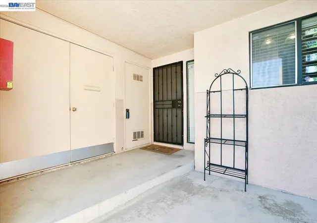 Listing Photo 5 - Condo for sale in building located at 2280 Renwick Ln, Antioch, CA 94509