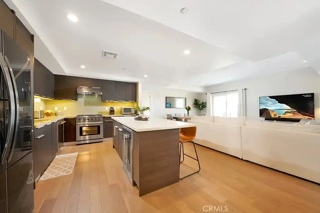 Listing Photo 2 - Condo for sale in 2939 Leeward Ave located at 2939 Leeward Ave, Los Angeles, CA 90005 - Unit #516
