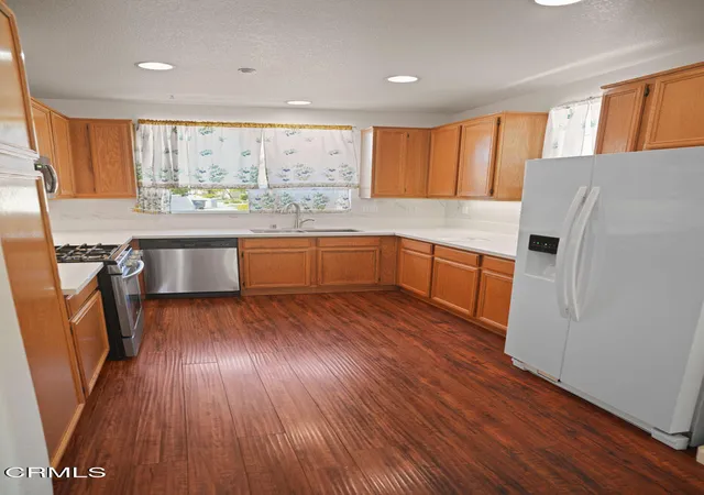Listing Photo 5 - Condo for sale in building located at 2323 Shakespeare Dr, Oxnard, CA 93033