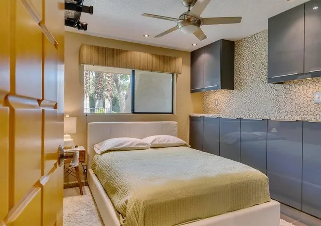 Listing Photo 5 - Condo for sale in building located at 751 N Los Felices W, Palm Springs, CA 92262 - Unit #M118