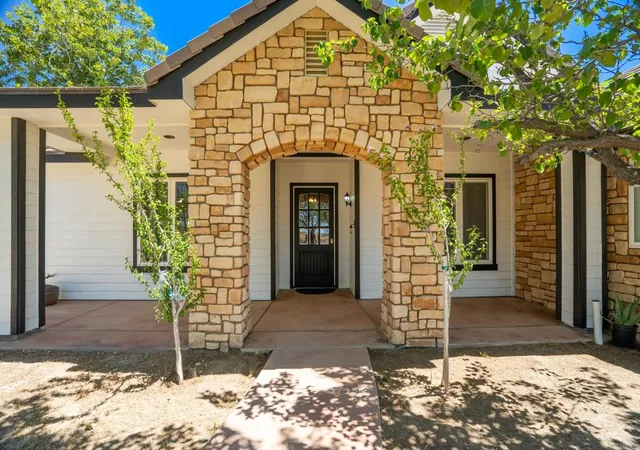 Photo 3 of Single family home for sale at 44075 Timber Trl, Hemet, CA 92544 | MLS# PTP2604956 | Listing updated on 2026-10-07