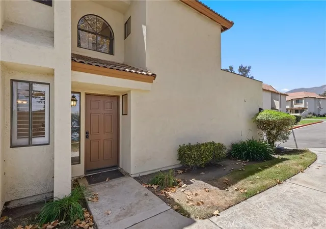 Listing Photo 1 - Condo for sale in building located at 870 Lancaster, Claremont, CA 91711 - Unit #