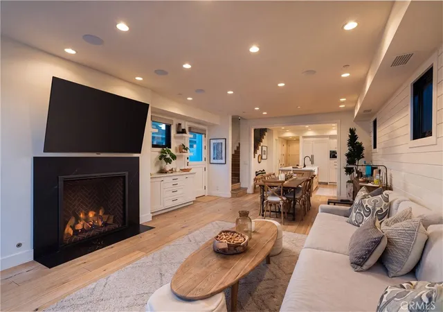 Photo 4 of Single family home for sale at 211 35th, Newport Beach, CA 92663 | MLS# OC26142332 | Listing updated on 2026-09-29