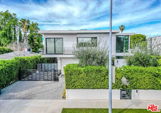 3rd image of 13311 W Magnolia Blvd, Sherman Oaks, CA 91423 | MLS# 26854571