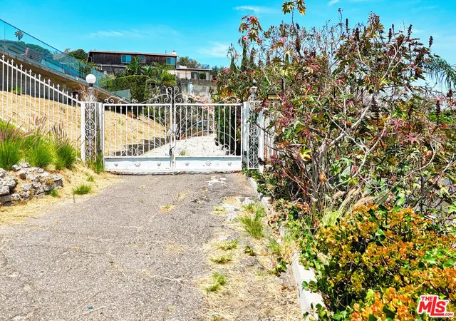 1st image of 5957 Wrightcrest Dr, Culver City, CA 90232 | MLS# 26854433