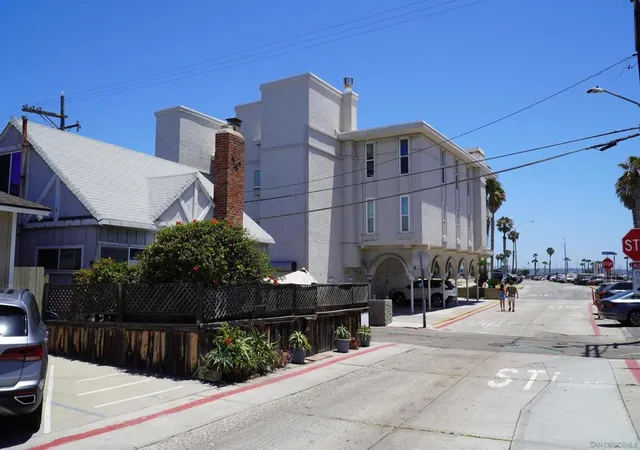 Listing Photo 2 - Condo for sale in building located at 3510 Bayside Ln, San Diego, CA 92109 - Unit #