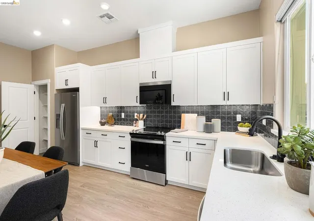 3rd image of 28928 Parkridge Loop #105, Hayward, CA 94544 | MLS# 41140204