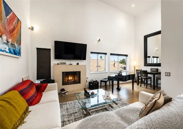 Listing Photo 4 - Condo for sale in building located at 432 S Hamel Rd, Los Angeles, CA 90048 - Unit #302