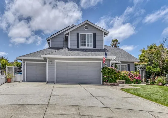 1st image of 11 Newington Cir, Salinas, CA 93906 | MLS# ML82052700