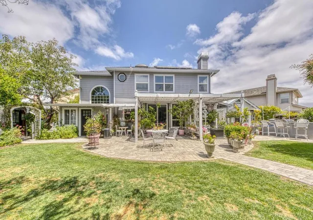 3rd image of 11 Newington Cir, Salinas, CA 93906 | MLS# ML82052700