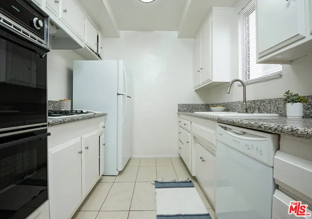 Listing Photo 4 - Condo for sale in building located at 337 N Palm Dr, Beverly Hills, CA 90210