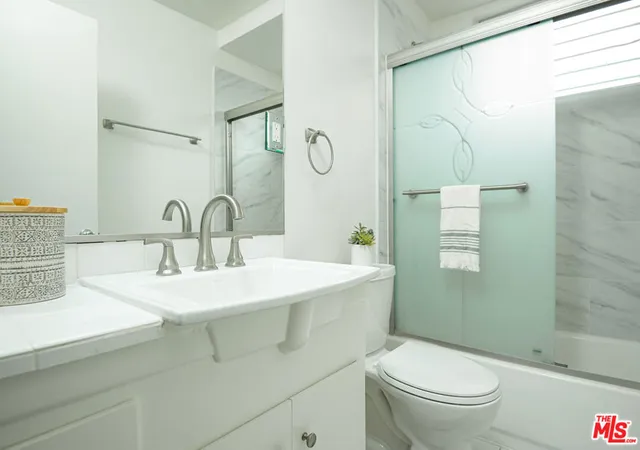 Listing Photo 5 - Condo for sale in building located at 337 N Palm Dr, Beverly Hills, CA 90210