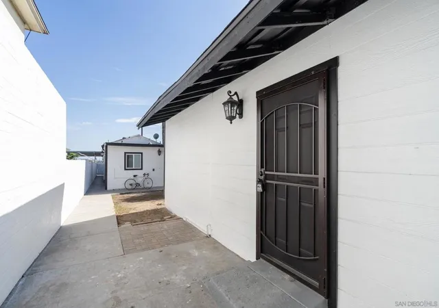 Listing Photo 2 - Condo for sale in building located at 2888 Ocean Vw, San Diego, CA 92113 - Unit #