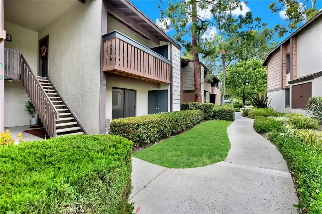 Listing Photo 2 - Condo for sale in 20702 El Toro located at 20702 El Toro, Lake Forest, CA 92630 - Unit #283