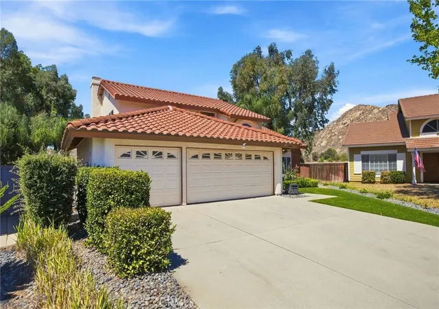 Photo 3 of Sale Pending at 24221 Summit Ridge Cir, Moreno Valley, CA 92557 | MLS# IV26144171 | Listing updated on 2026-10-02