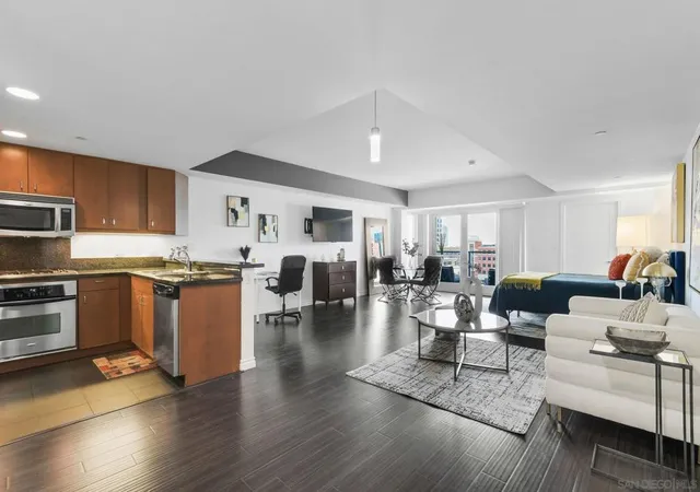 3rd image of 875 G St, San Diego, CA 92101