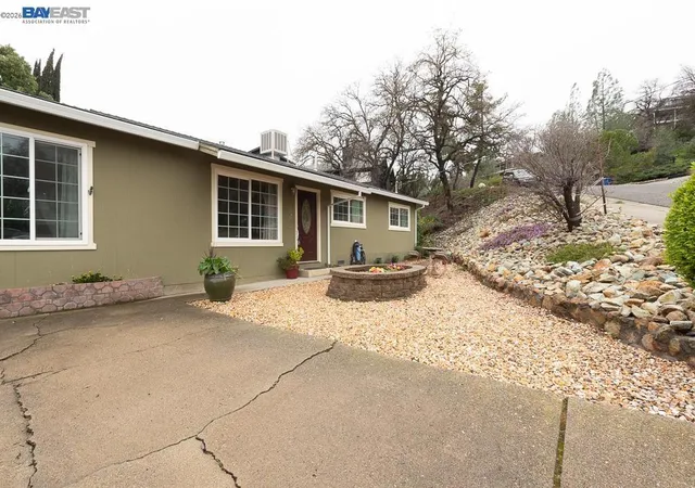 3rd image of 3345 Oakwood Pl, Redding, CA 96001 | MLS# 41140358