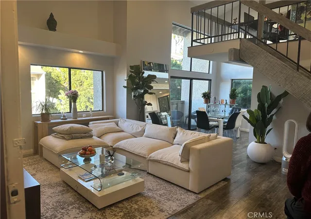 2nd image of 18445 Hatteras St #402, Tarzana, CA 91356 | MLS# TR26144709