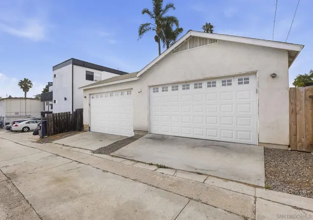 Listing Photo 2 - Condo for sale in building located at 907 9 Sapphire St, San Diego, CA 92109 - Unit #