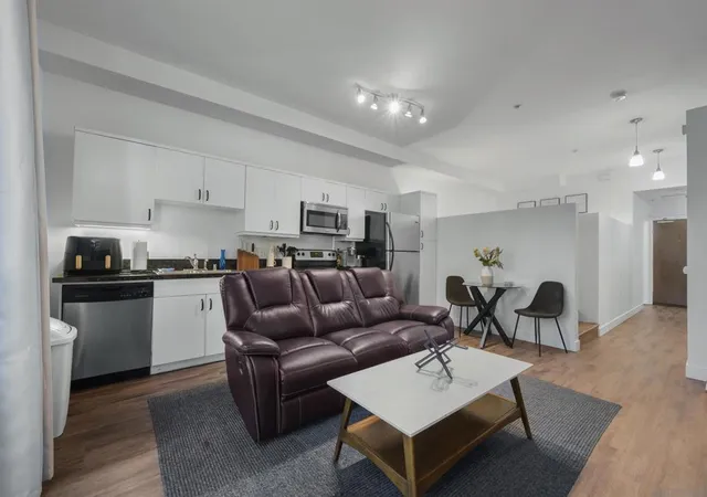 2nd image of 889 Date St, San Diego, CA 92101