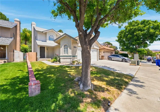 Photo 3 of Sale Pending at 28525 Sugar Pine Way, Santa Clarita, CA 91390 | MLS# OC26132244 | Listing updated on 2026-09-30