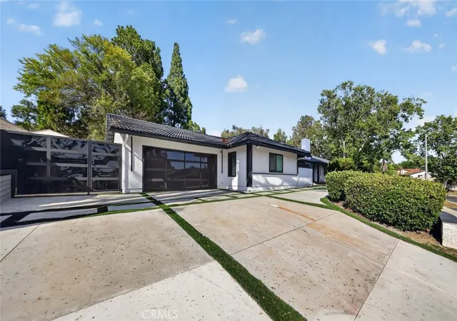 Photo 3 of Single family home for sale at 20001 Hiawatha St, Chatsworth, CA 91311 | MLS# GD26143021 | Listing updated on 2026-10-01
