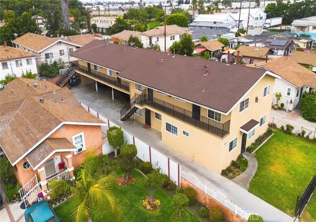 Listing Photo 5 - Condo for sale in building located at 5113 E 60th Pl, Maywood, CA 90270