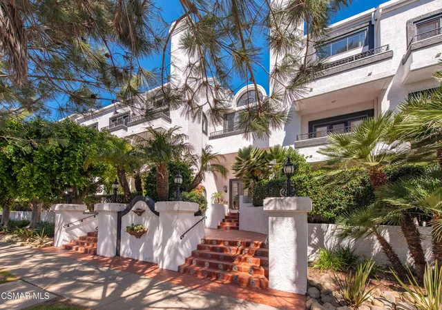 Condo for sale at 1133 9th Street #301, Santa Monica, CA 90403 | MLS# 226003179
