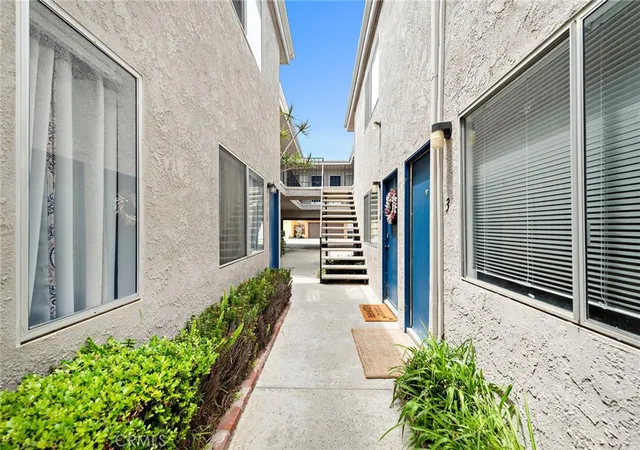 Photo 4 of House for sale at 221 10th Street, Huntington Beach, CA 92648 | MLS# NP26146572 | Listing updated on 2026-09-01