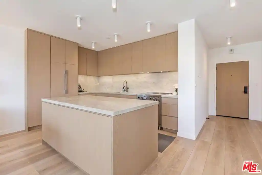 Listing Photo 2 - Condo for sale in 999 N Doheny Dr located at 999 N Doheny Dr, West Hollywood, CA 90069 - Unit #601