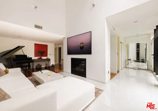 Photo 4 of Sale Pending at 825 N Kings Rd #2, West Hollywood, CA 90069 | MLS# 26853997 | Listing updated on 2026-10-03