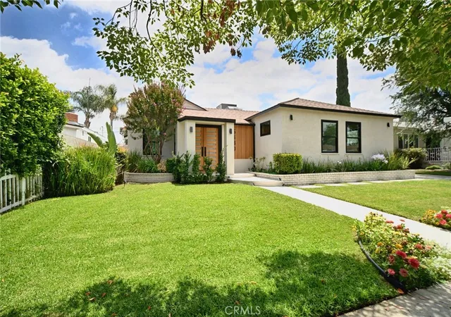 Photo 2 of Sale Pending at 5430 Geyser Ave, Tarzana, CA 91356 | MLS# AR26143849 | Listing updated on 2026-10-06