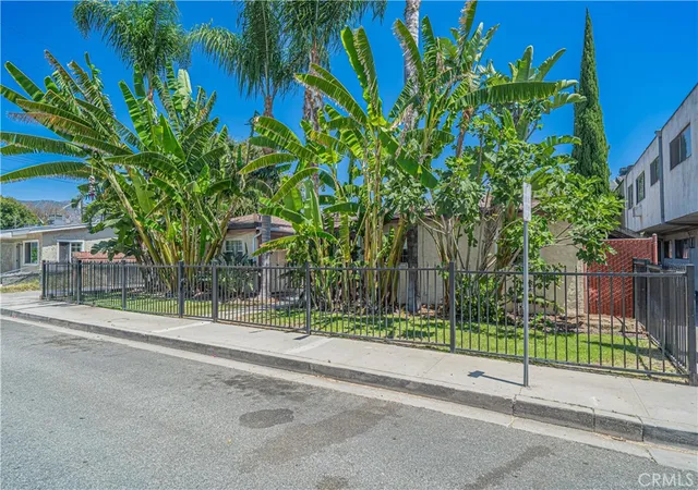 Photo 4 of House for sale at 210 W Spazier, Burbank, CA 91502 | MLS# SR26147163 | Listing updated on 2026-09-30