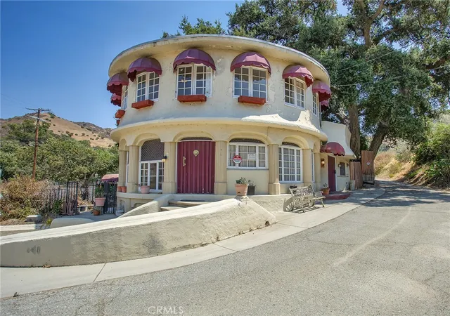 Photo 2 of Single family home for sale at 8618 La Tuna Cyn Rd, Sun Valley, CA 91352 | MLS# BB26144298 | Listing updated on 2026-09-23