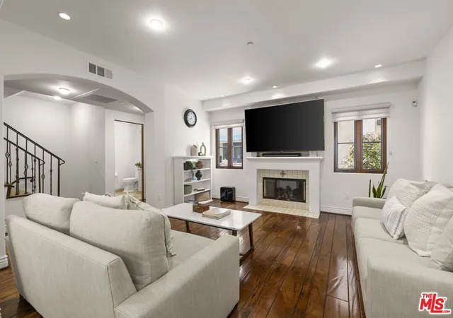 Photo 3 of Condo for sale at 908 17th Street #4, Santa Monica, CA 90403 | MLS# 26840177 | Listing updated on 2026-10-09