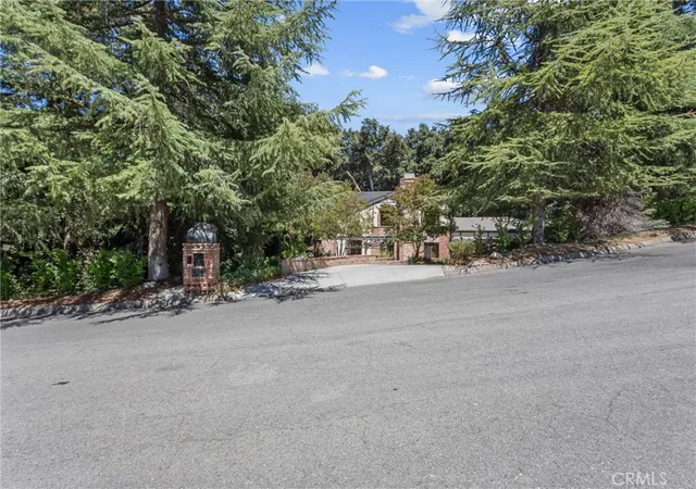 Photo 4 of Single family home for sale at 13515 Oak Mountain, Yucaipa, CA 92399 | MLS# IV26145190 | Listing updated on 2026-09-27
