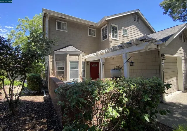 Listing Photo 2 - Condo for sale in building located at 209 Hidden Creek Ct, Martinez, CA 94553