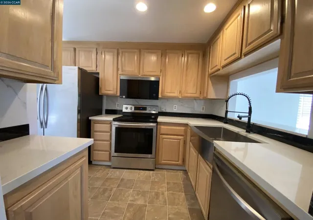 Listing Photo 4 - Condo for sale in building located at 209 Hidden Creek Ct, Martinez, CA 94553