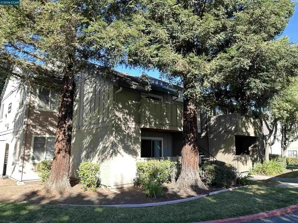 Listing Photo 1 - Condo for sale in 2295 Lakeview Cir located at 2295 Lakeview Cir, Pittsburg, CA 94565 - Unit 2295 Lakeview Cir