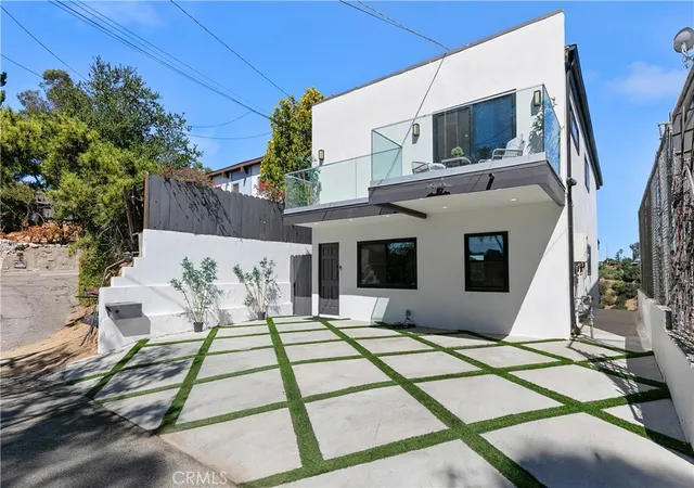 Photo 2 of Single family home for sale at 8960 Crescent Dr, Los Angeles, CA 90046 | MLS# SR26147812 | Listing updated on 2026-09-14