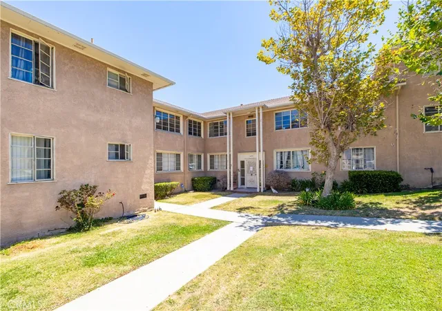 Photo 3 of Condo for sale at 4072 Hillcrest Dr #C, Los Angeles, CA 90008 | MLS# CV26142666 | Listing updated on 2026-10-04